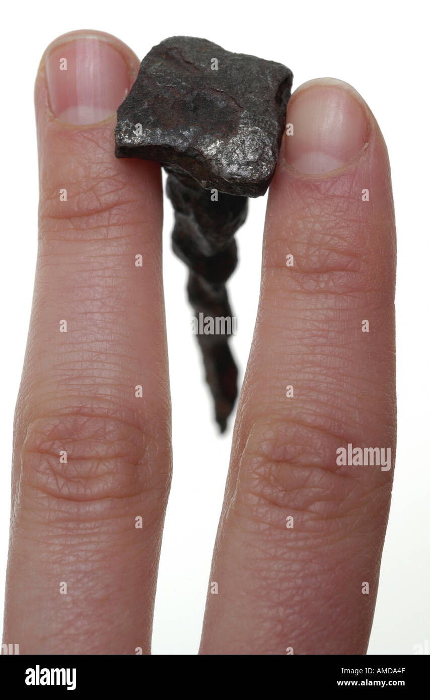 Dedo y un tornillo de uña Fotografía de stock - Alamy