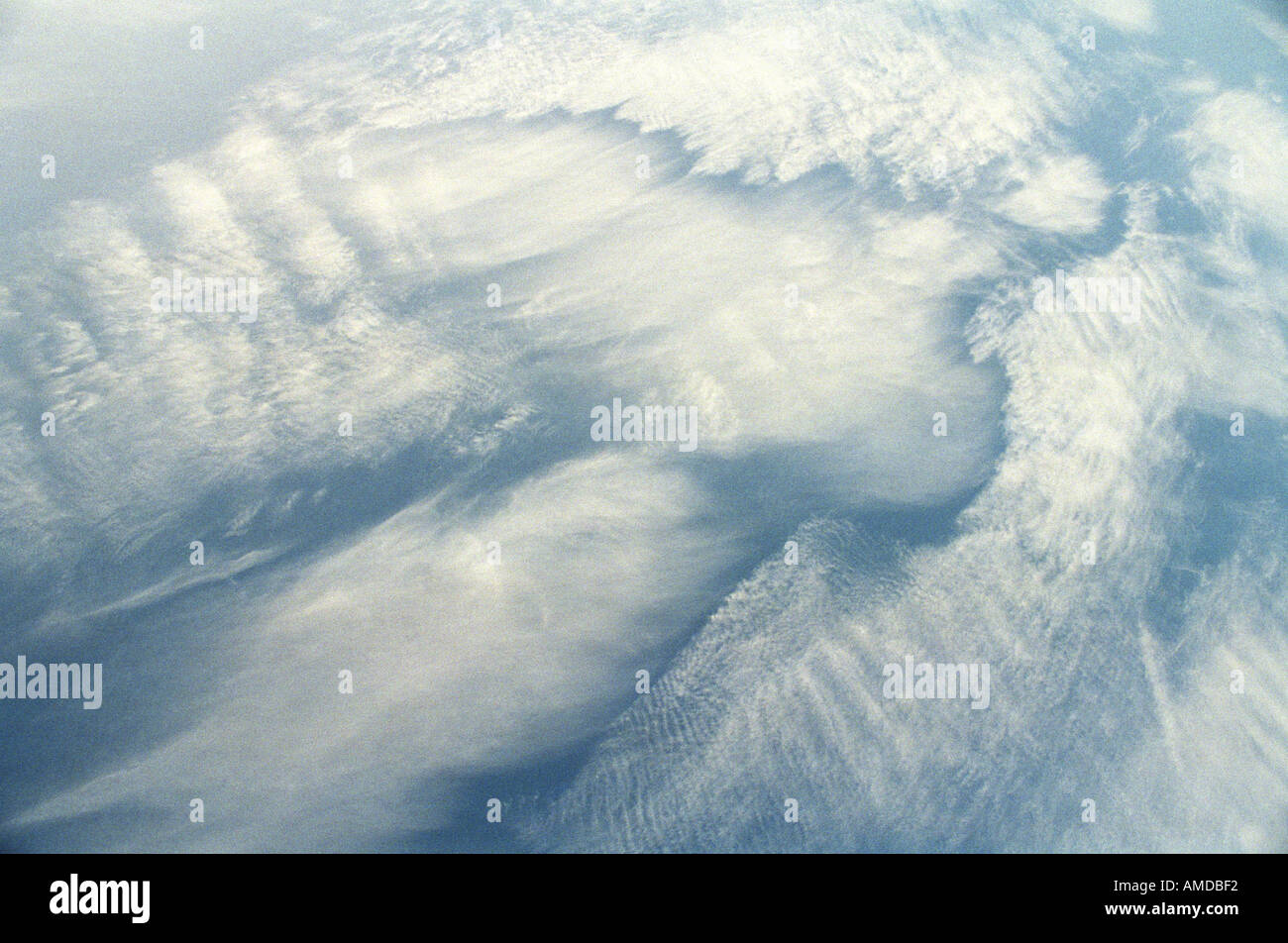 Las nubes que toman la forma de un ángel en el cielo azul Foto de stock