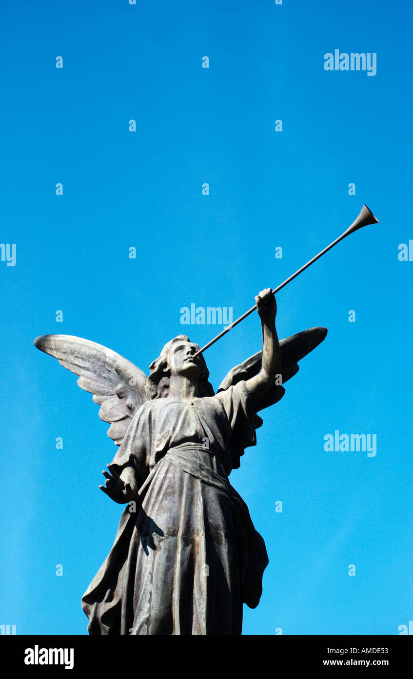 Estatua de angel con trompeta Foto de stock