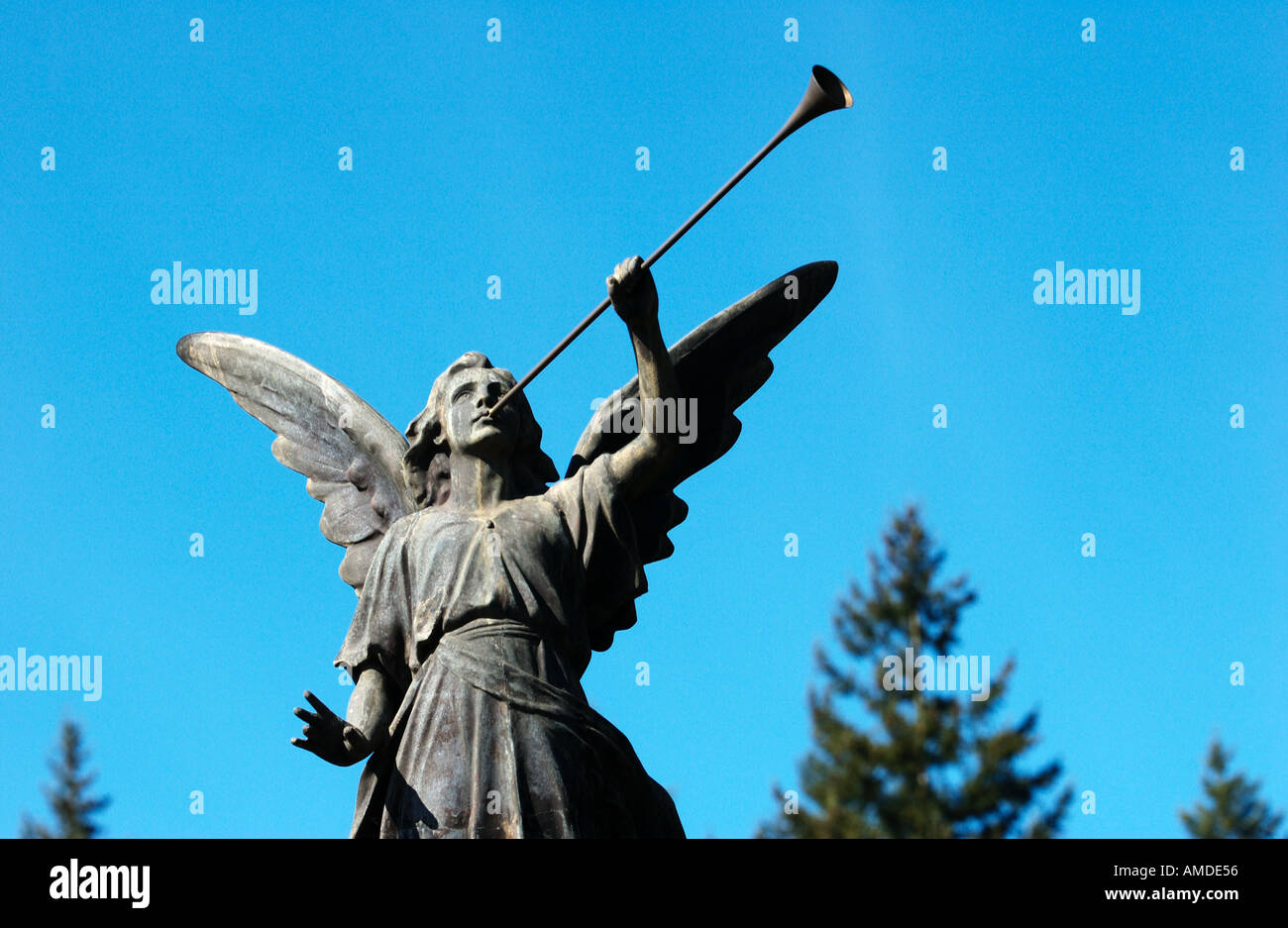 Sunset estatua de ángel con trompeta Foto de stock