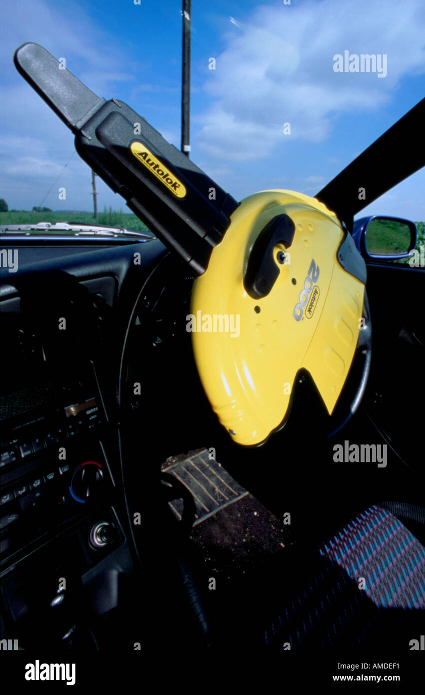 Sistema Antirrobo De Seguridad Para El Coche Con Bloqueo Del Volante.  Colores Negro Y Rojo. Vista De Primer Plano Fotografía de stock - Alamy