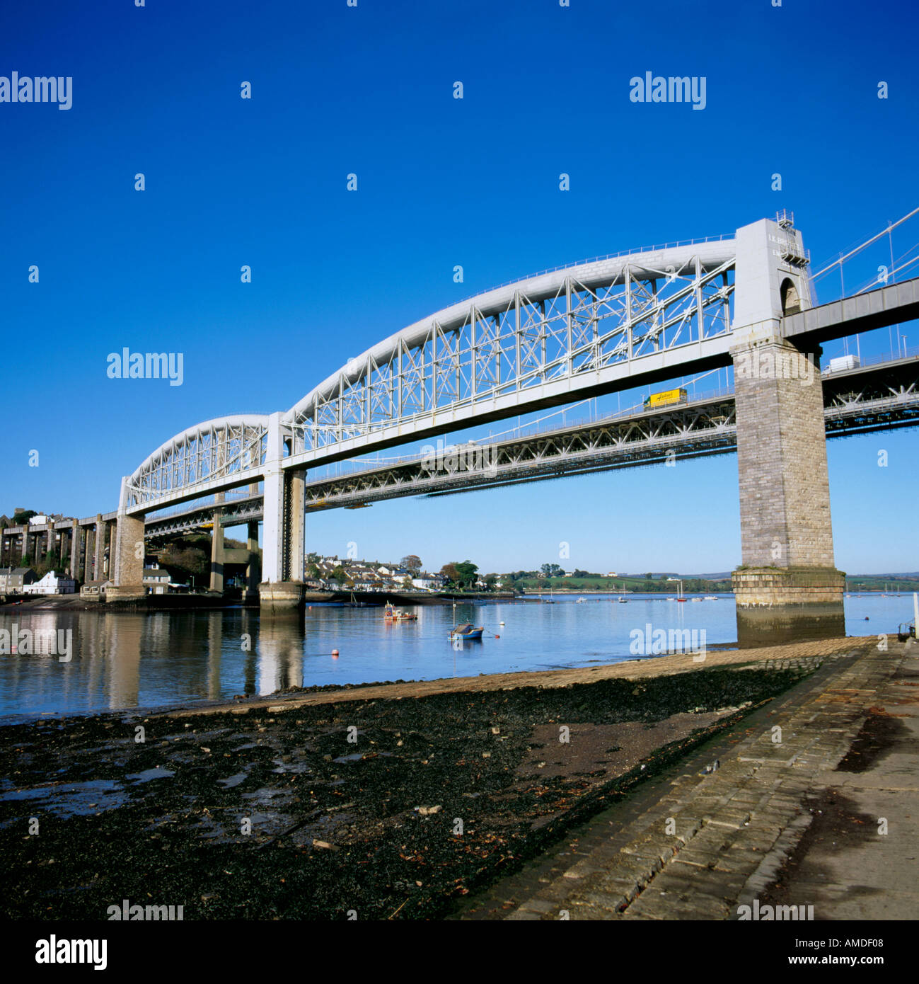 El ferrocarril y la carretera de puentes sobre el río Tamar entre Devon y Cornualles, desde la costa de Plymouth, Inglaterra, Reino Unido. Foto de stock