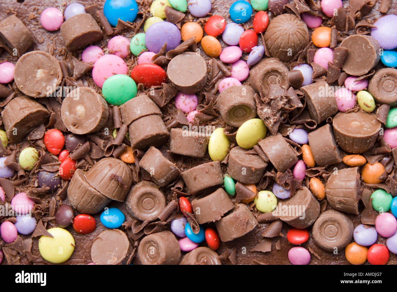 Pastel de chocolate cubierto de dulces y chocolates caramelos Fotografía de  stock - Alamy