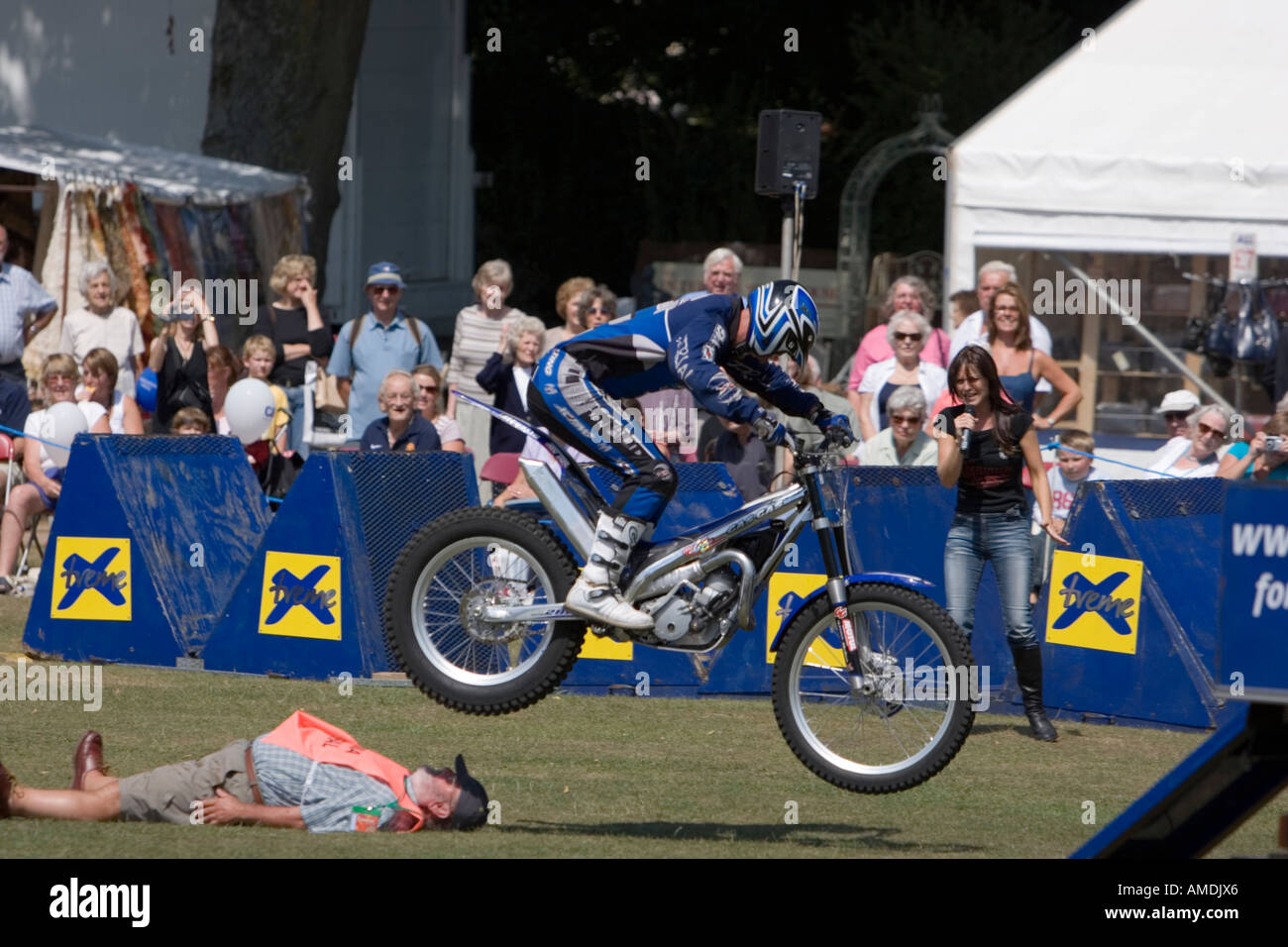 Moto stunt team riders poniendo en una pantalla Foto de stock