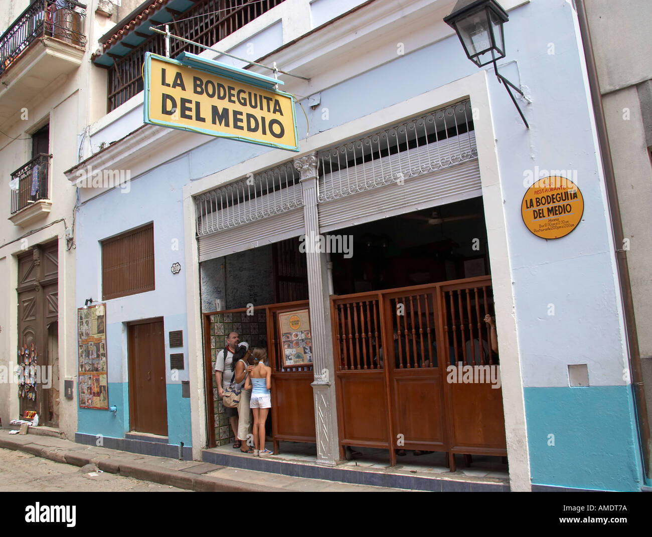 Bodeguita del Medio casco antiguo de La Habana Cuba hizo famosas por Ernest  Hemingway, quien solía beber allí Fotografía de stock - Alamy
