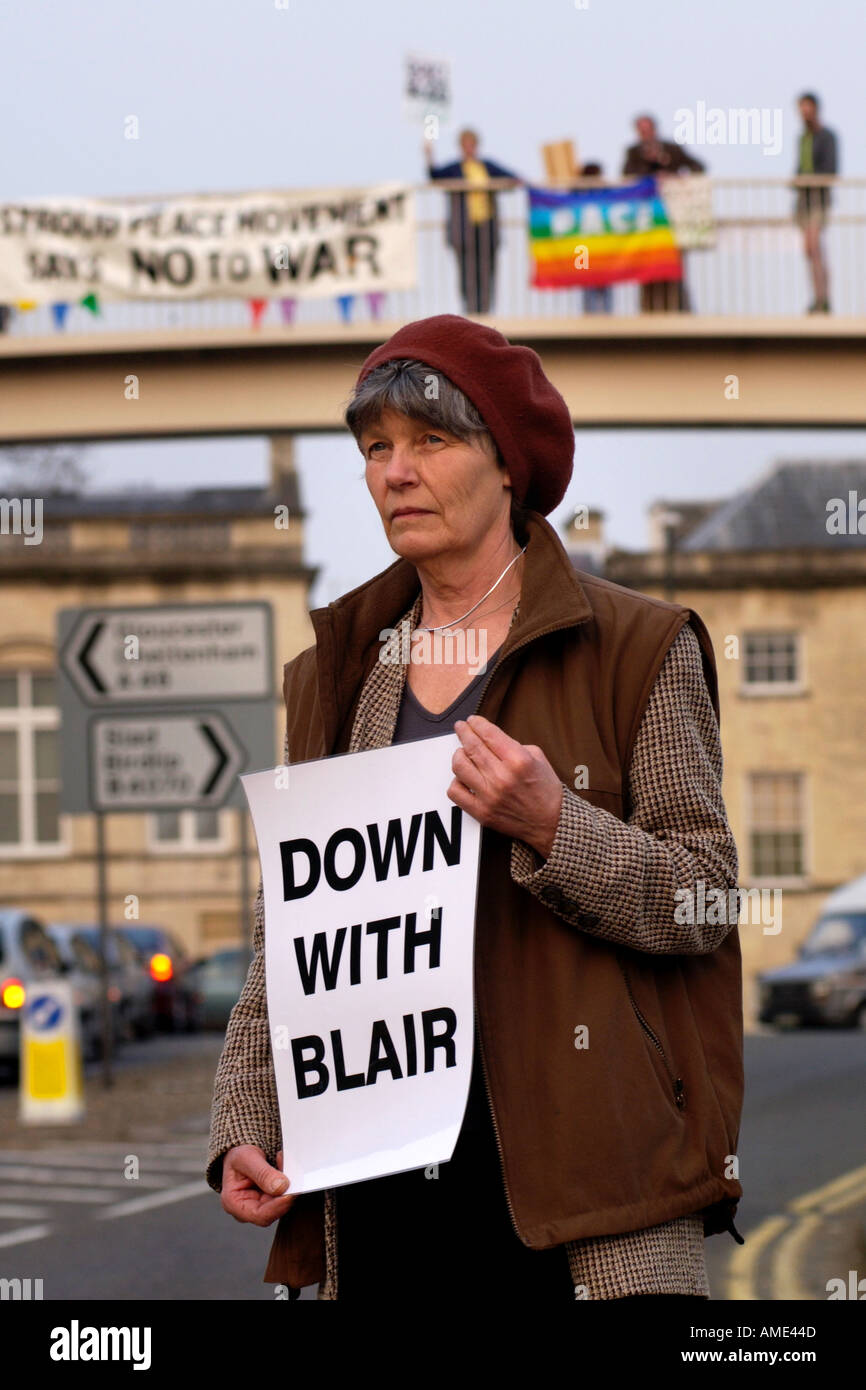 Abajo con Blair manifestantes anti guerra de Iraq en Stroud Gloucestershire Inglaterra GB Foto de stock