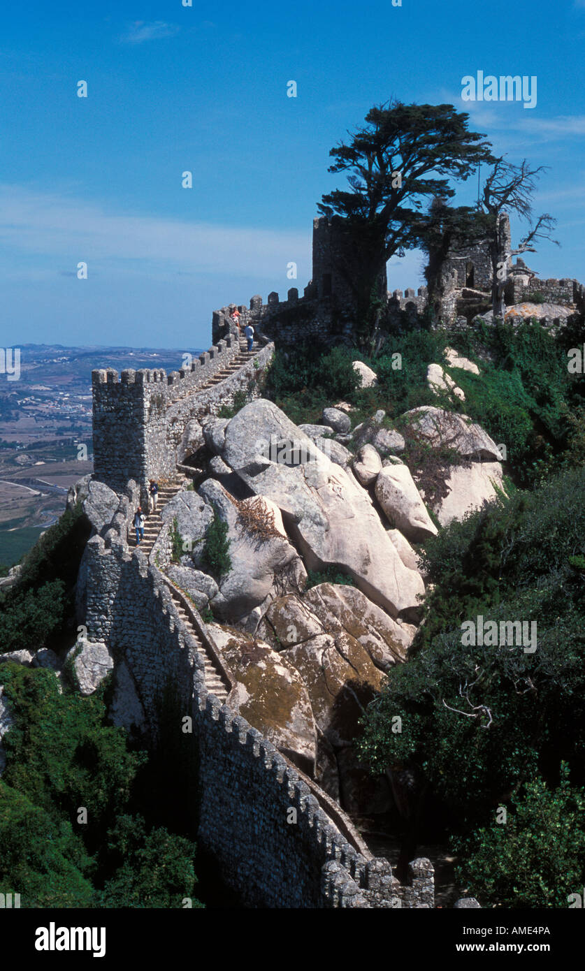 Castelo dos Moros murallas moriscas de Sintra Portugal Foto de stock
