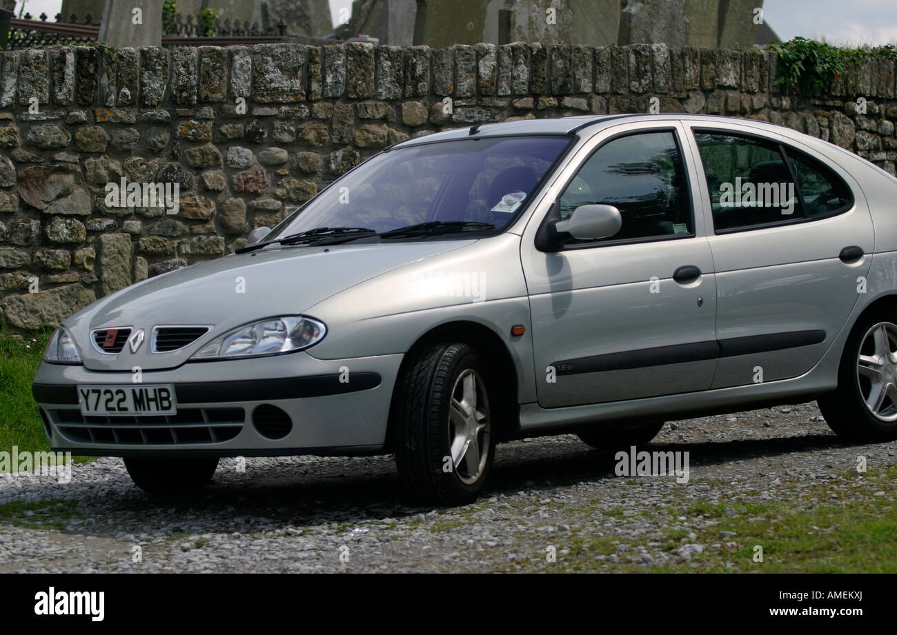 Mk I Renault Megane. Registrado en el 2001, plata, berlina 4 puertas  Fotografía de stock - Alamy