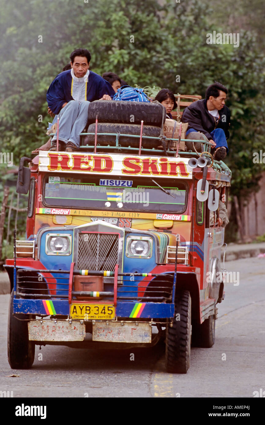 Jeepney con carga completa en zonas rurales de Filipinas Foto de stock