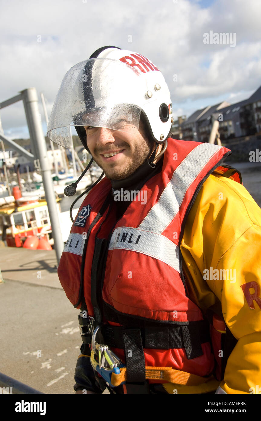 Salvavidas RNLI costera Aberystwyth varón miembro de la tripulación,  sonriente, vistiendo completo kit impermeable, casco, visera y salvavidas  Fotografía de stock - Alamy