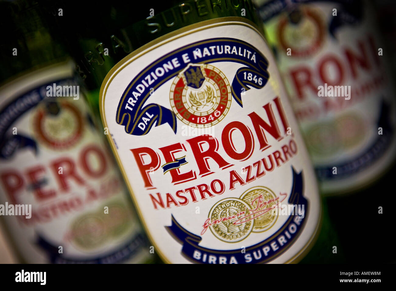 Peroni Nastro Azzurro botella de cerveza italiana Peroni Nastro Azzurro es  una marca de SAB Miller Fotografía de stock - Alamy