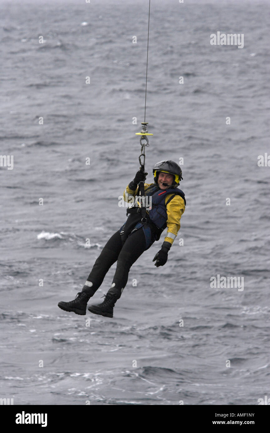 Aviador de rescate en el cable del malacate Foto de stock
