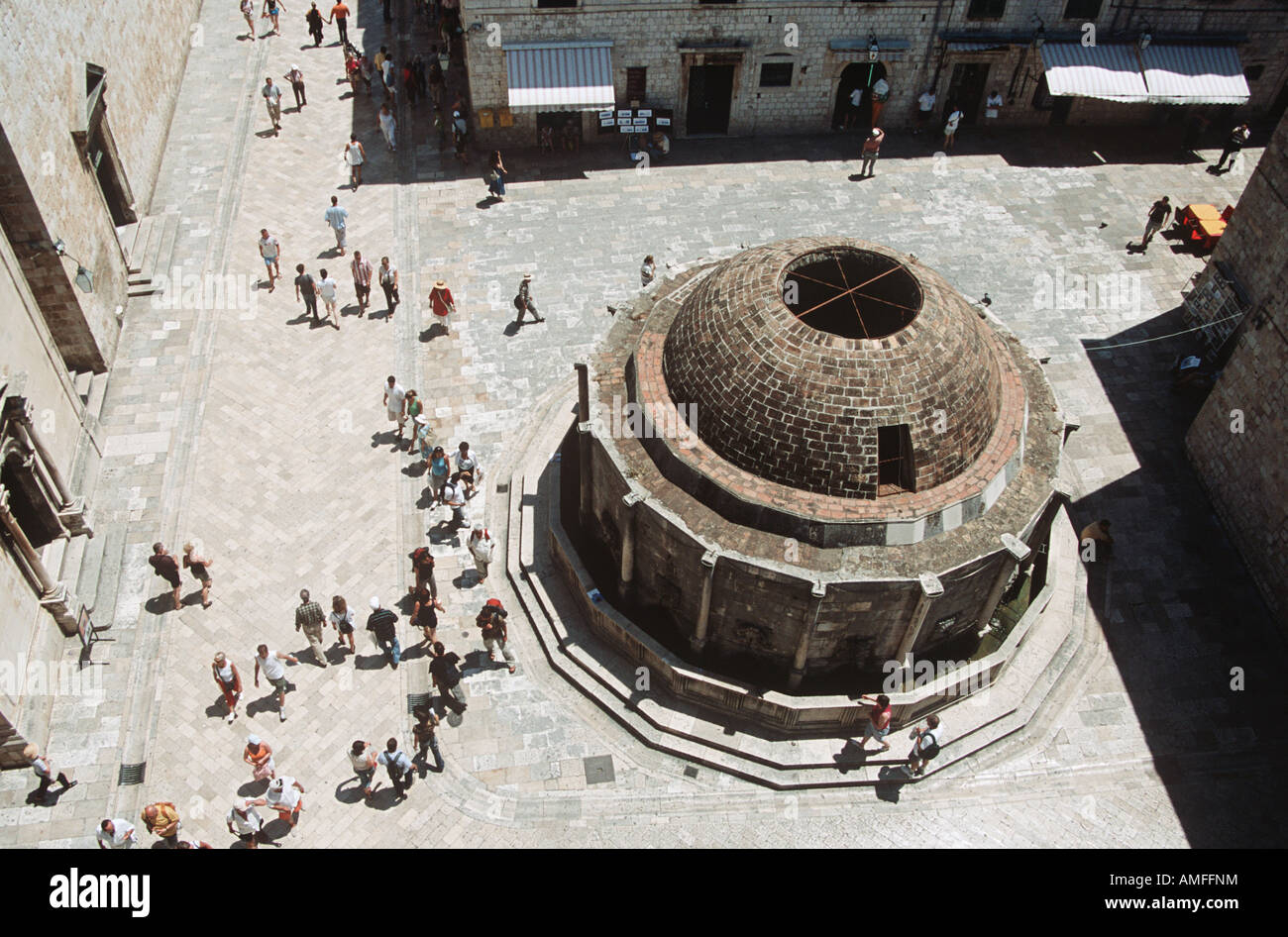 Gran Fuente de Onofrio tomadas de antiguas murallas de la ciudad, la costa Dálmata, Dubrovnik, Croacia Foto de stock