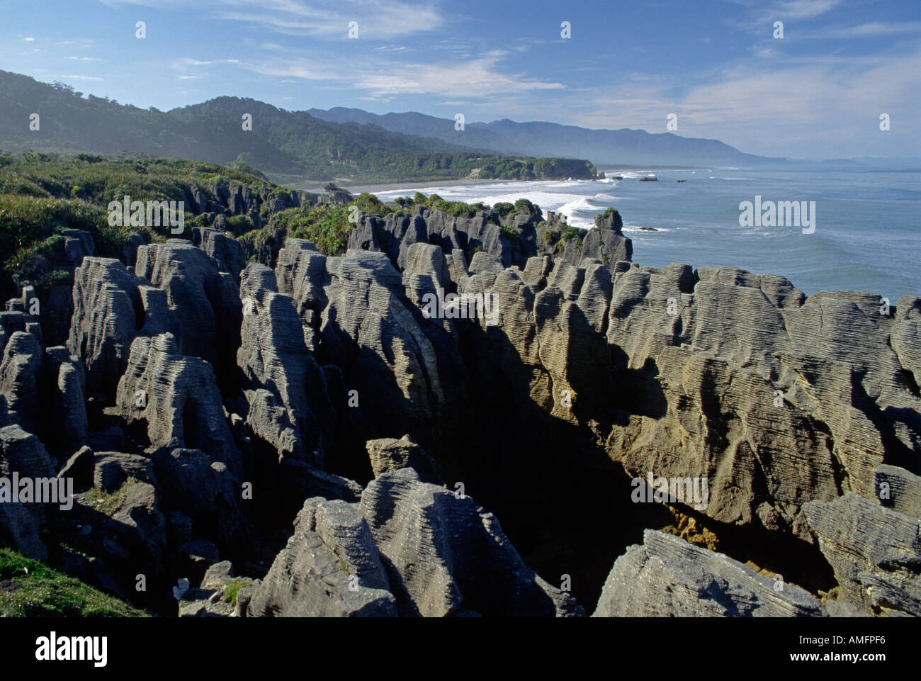 Estas son las famosas Pancake Rocks ubicado en EN PUNAKAIKI S espectacular costa, Isla del Sur, Nueva Zelanda Foto de stock