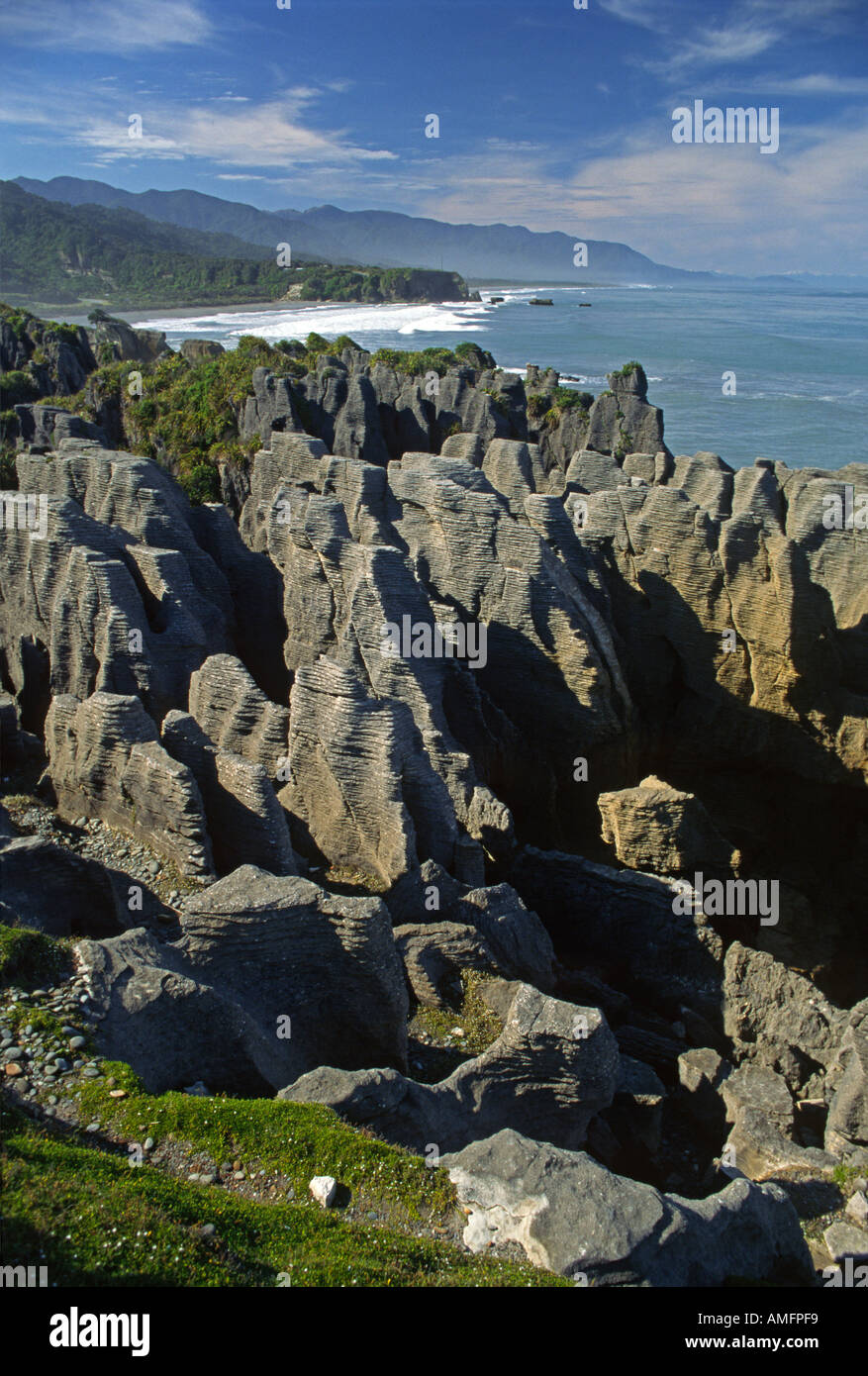 Estas son las famosas Pancake Rocks ubicado en EN PUNAKAIKI S la espectacular costa sur de la isla Foto de stock