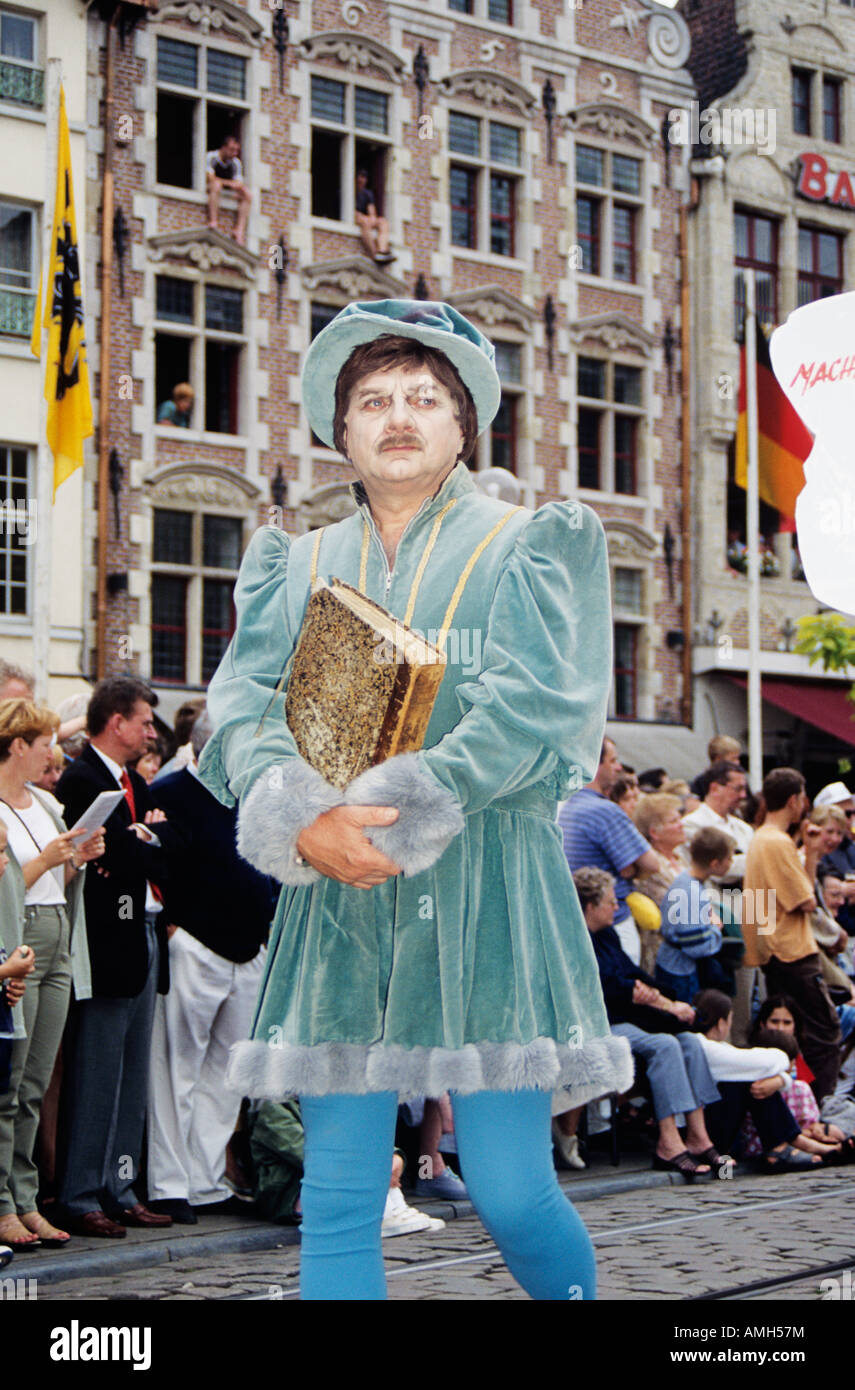 rotación Bigote Creta El hombre lleva libro vestida con ropa medieval que participan en Kaiser  Karel Parade, Gante, Bélgica Fotografía de stock - Alamy