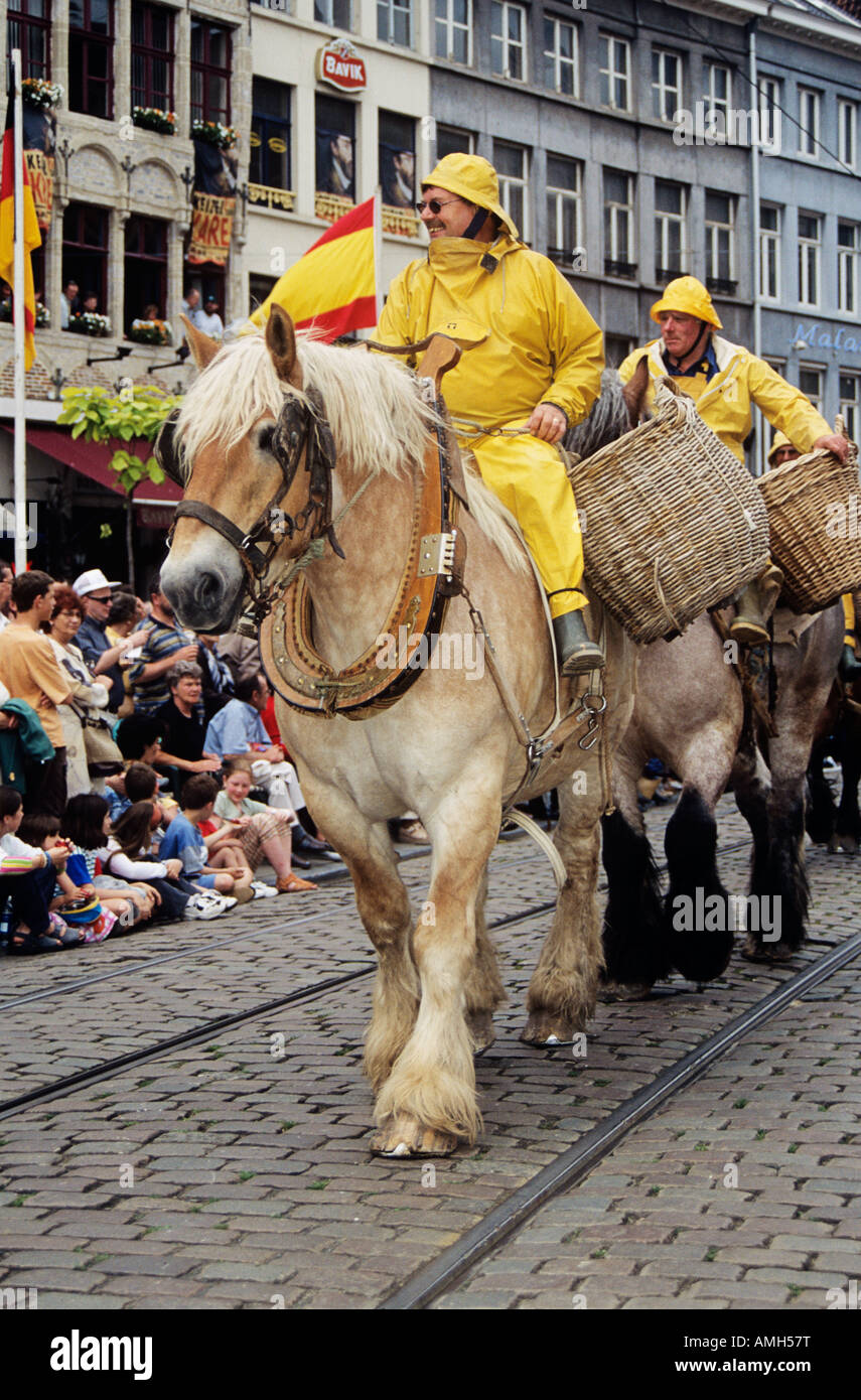 Tantos fe Lágrimas Carthorses, hombres que vestían ropa impermeable, en Kaiser Karel Parade,  Gante, Bélgica Fotografía de stock - Alamy