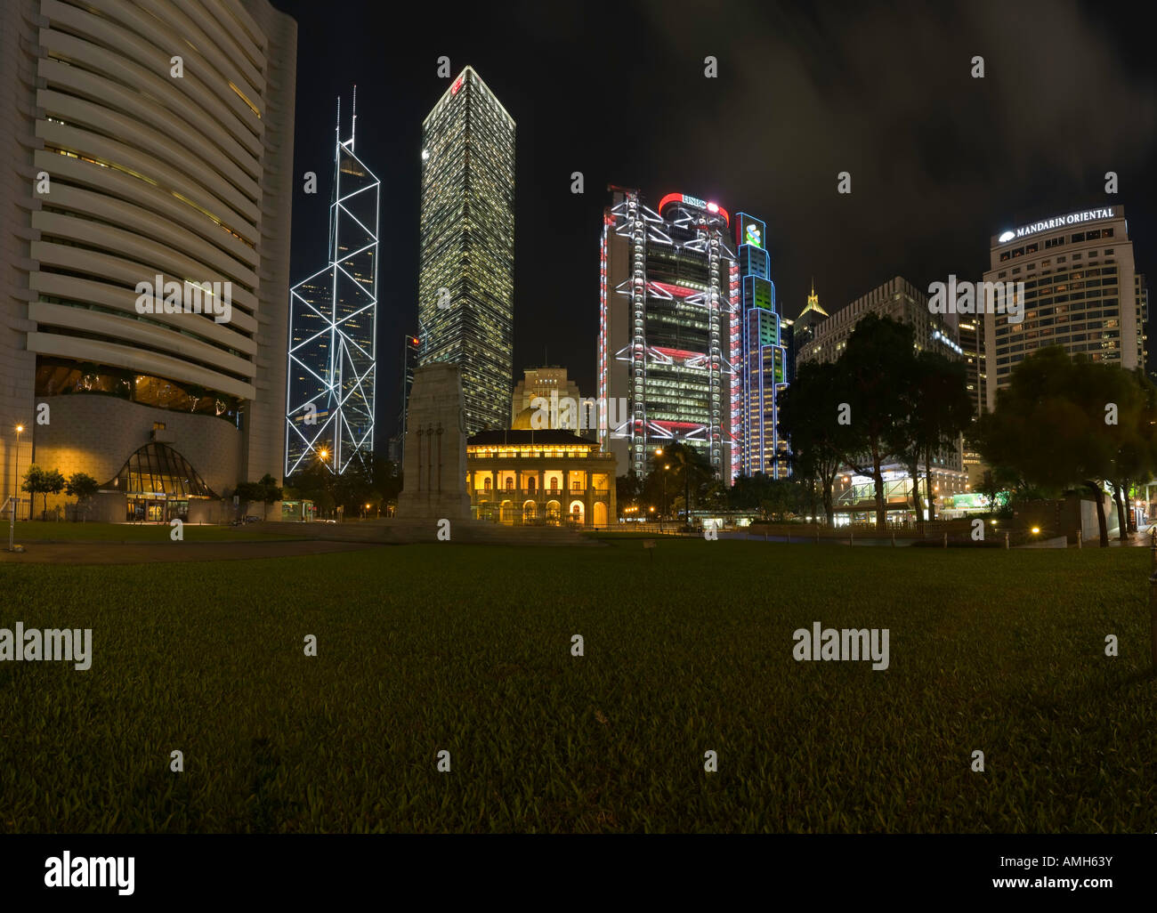 Un panorama nocturno del área que rodea el cenotafio y la Plaza de la estatua, Hong Kong, China. Foto de stock