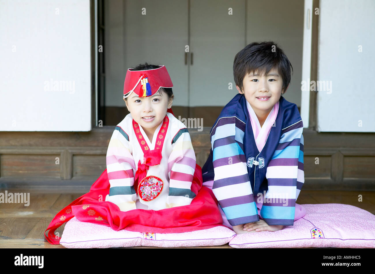 Los niños en Hanbok saludar en forma coreano Fotografía de stock - Alamy