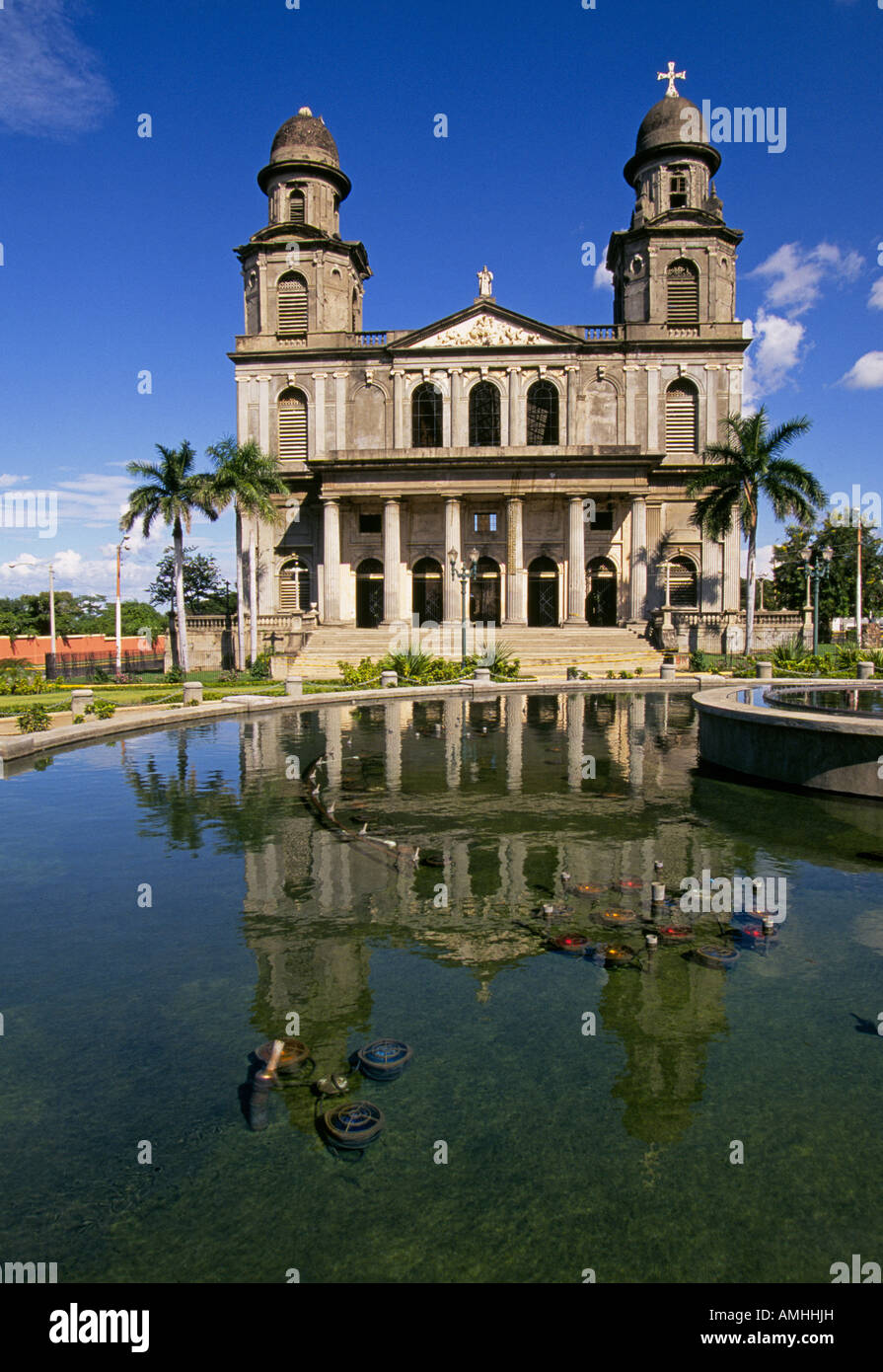 Centroamérica Nicaragua una vista de la histórica catedral católica a lo largo del Malecón de Managua, Nicaragua Foto de stock