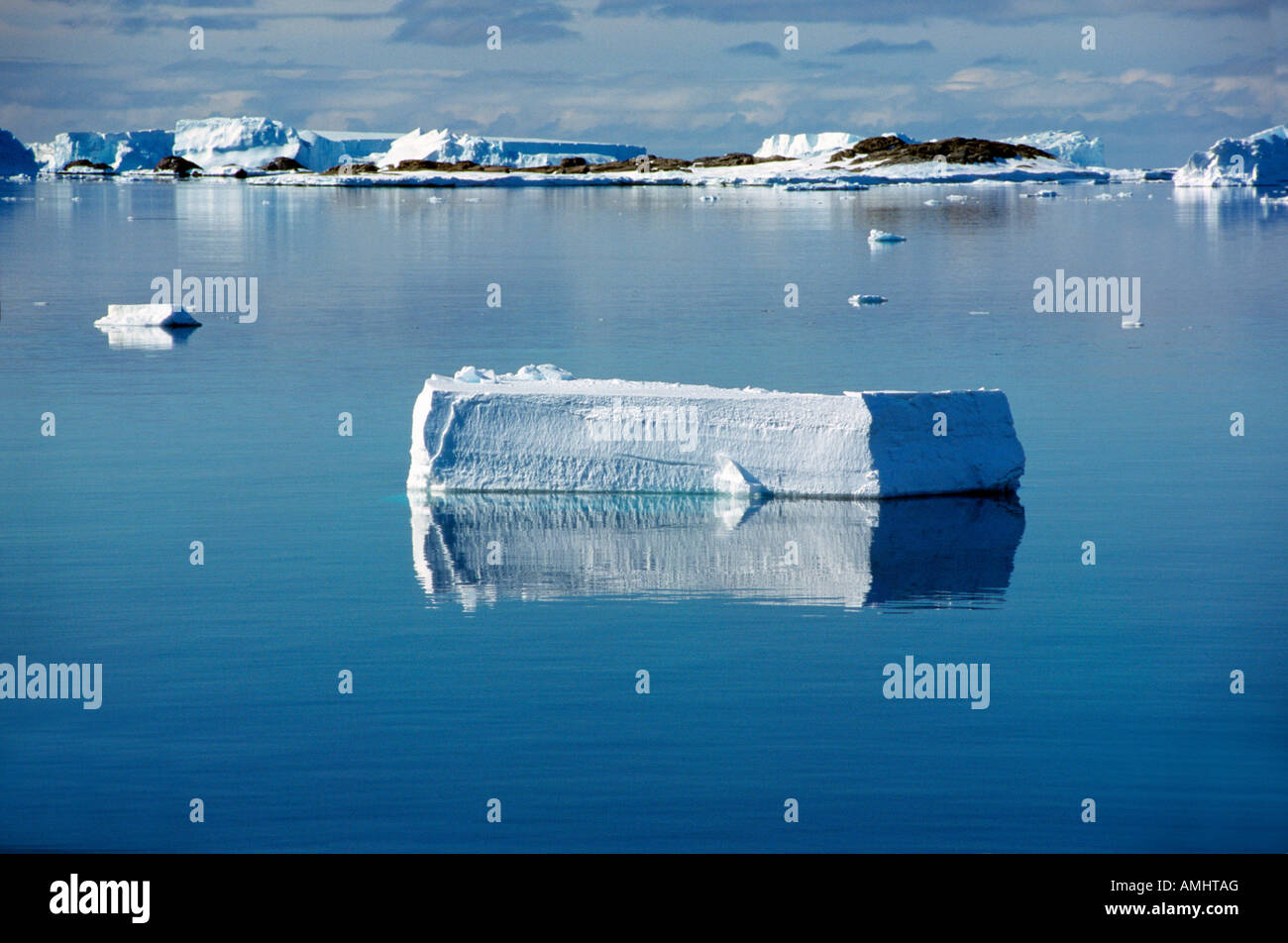 Témpano de hielo de la Antártida la antártida geografía formato horizontal témpano de hielo de la Antártida agua de mar paisajes Foto de stock