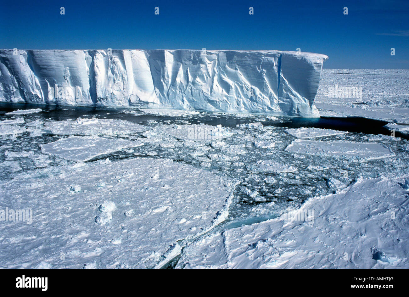 Témpano de hielo de la Antártida la antártida geografía formato horizontal témpano de hielo de la Antártida agua de mar paisajes Foto de stock