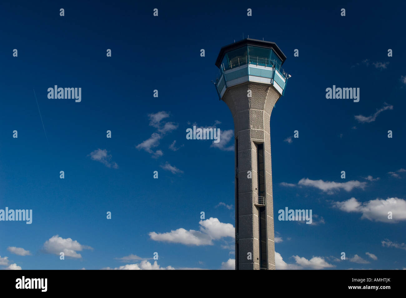 Torre de Control del aeropuerto, el aeropuerto de Luton, Reino Unido Foto de stock