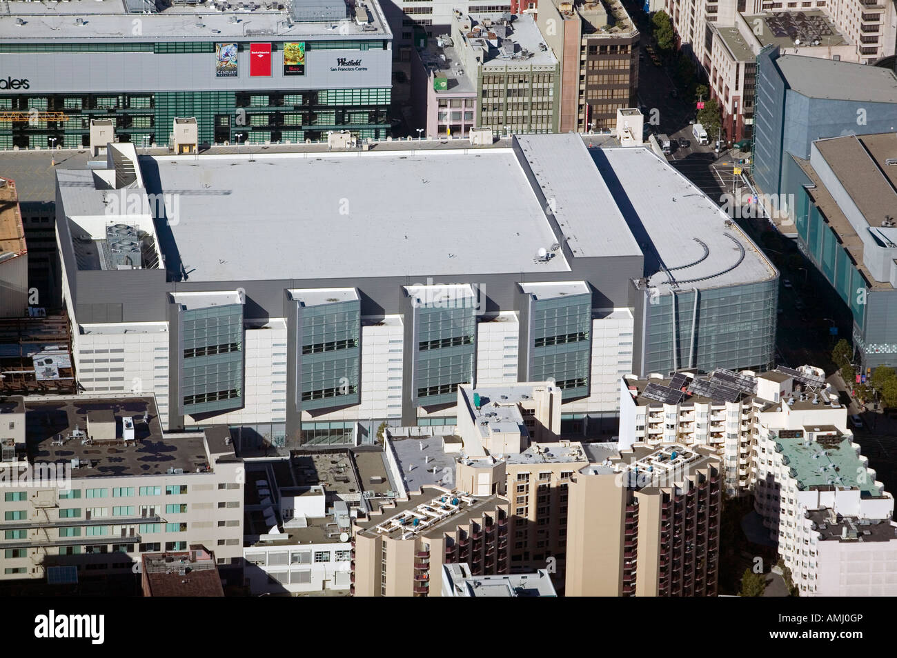 Vista aérea por encima del centro de convenciones Moscone West Convention Center de San Francisco, California Foto de stock