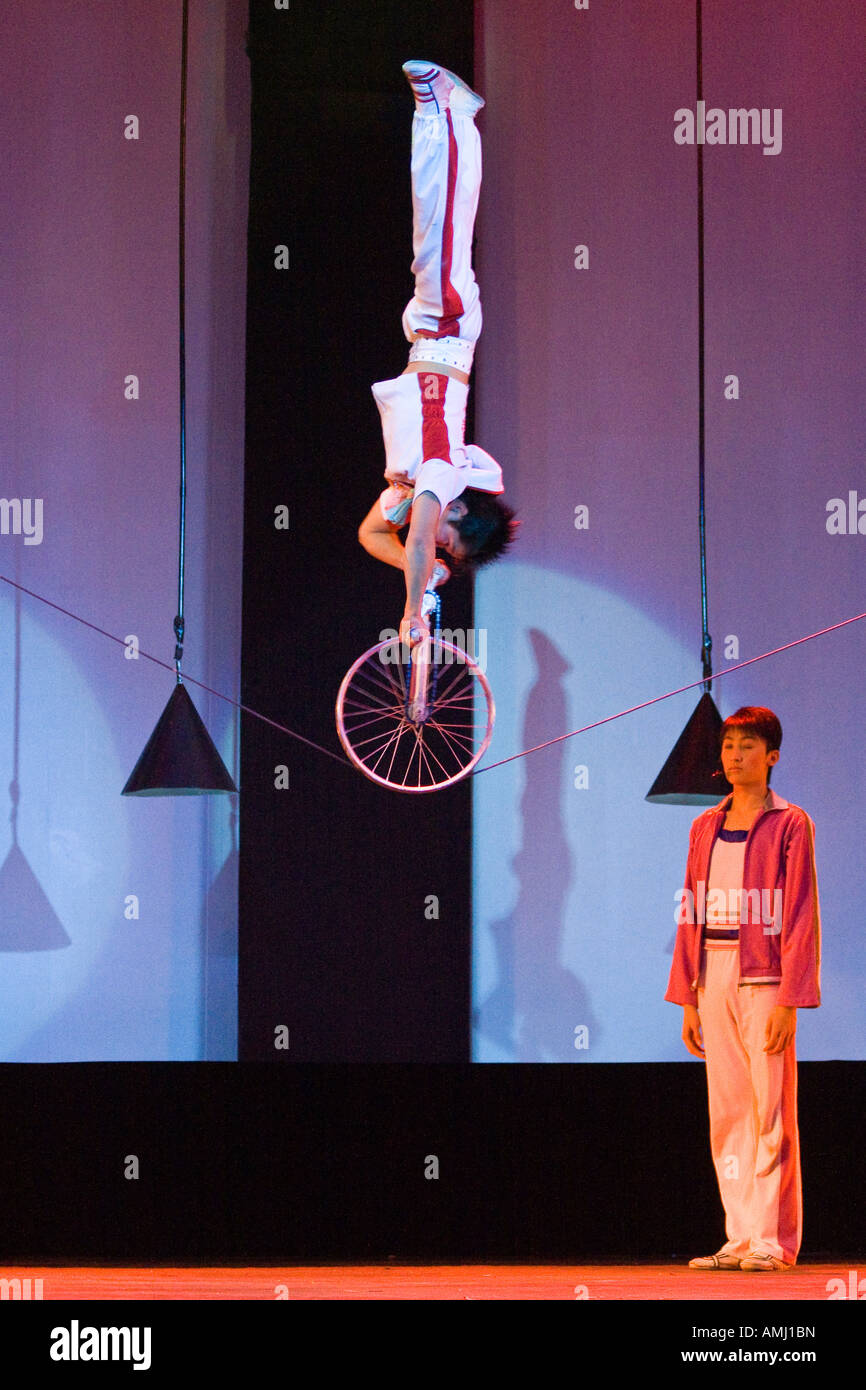 Monociclo acrobacia Nacional Chino de cuerda floja troupe de teatro universal Beijing China Foto de stock