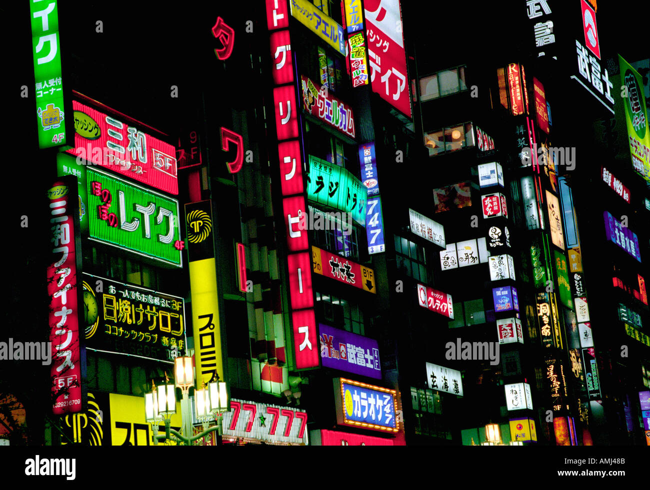 Luces y anuncios en Shinjuku, Tokio, Japón Foto de stock