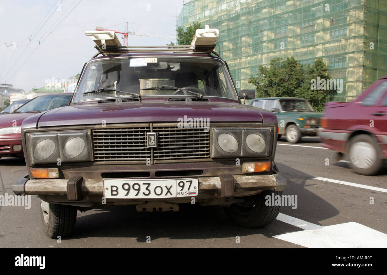 Lada estacionado, Moscú, Rusia Foto de stock