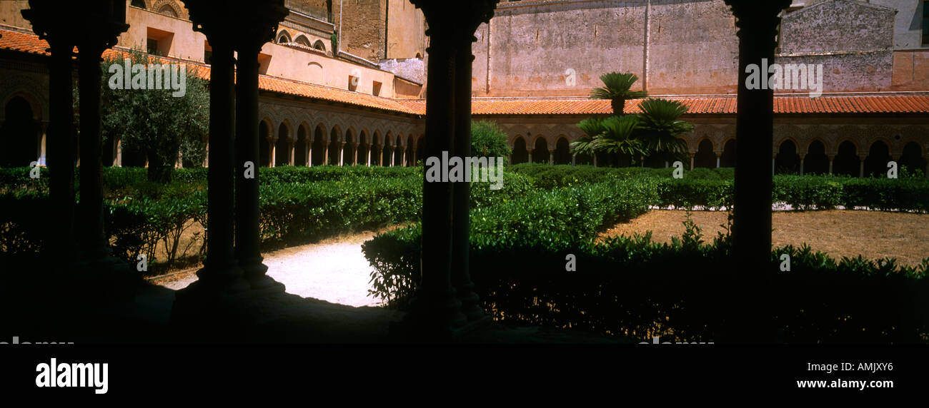 Jardines, claustro de la catedral de Monreale Sicilia Italia Foto de stock