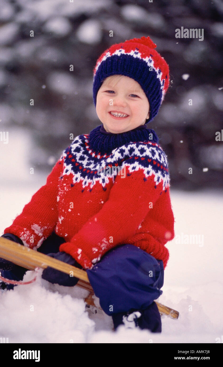Niño jugando en la nieve Foto de stock