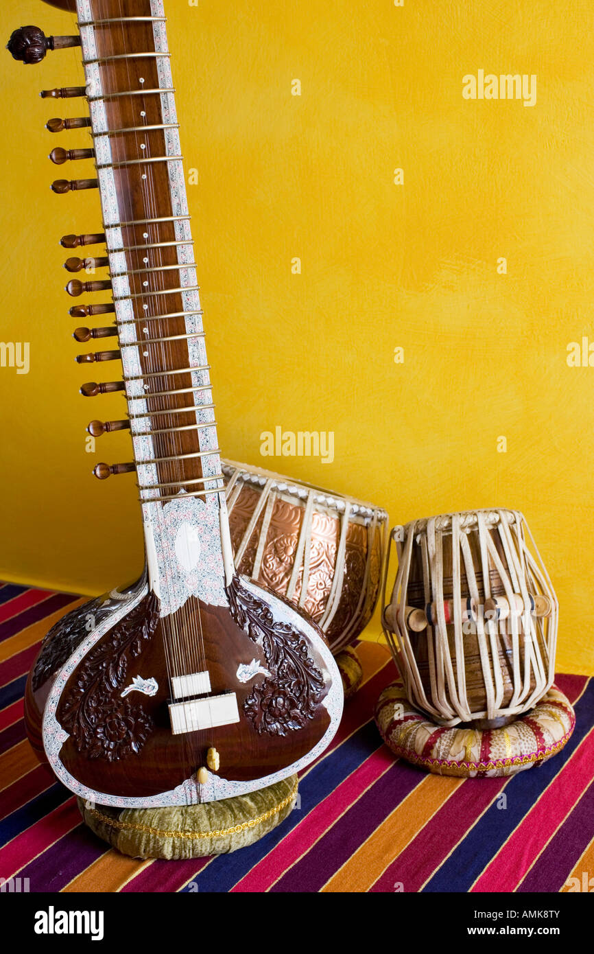 Instrumentos de música clásica india sitar tabla Fotografía de stock Alamy