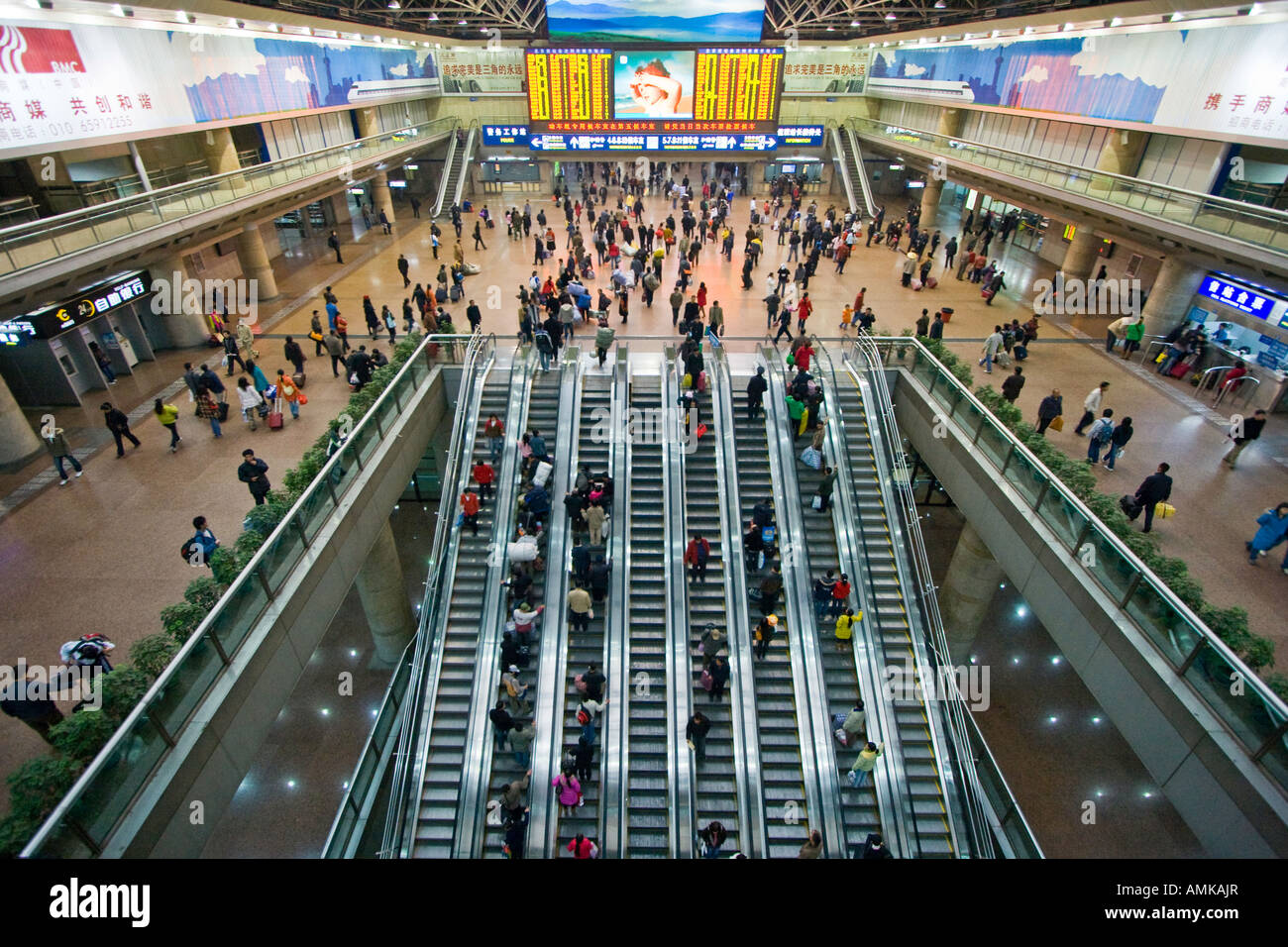 El pueblo chino dentro de la Terminal de Trenes de Ferrocarril Oeste de Pekín Pekín, China Foto de stock