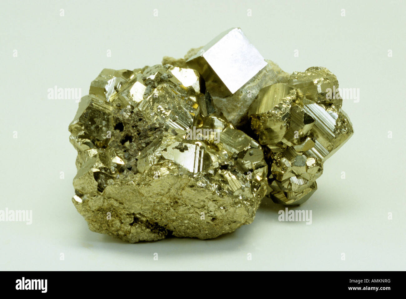 La pirita, sulfuro de hierro, piritas de hierro, el oro de los Tontos  (FeS), Crystal agregado, studio picture Fotografía de stock - Alamy