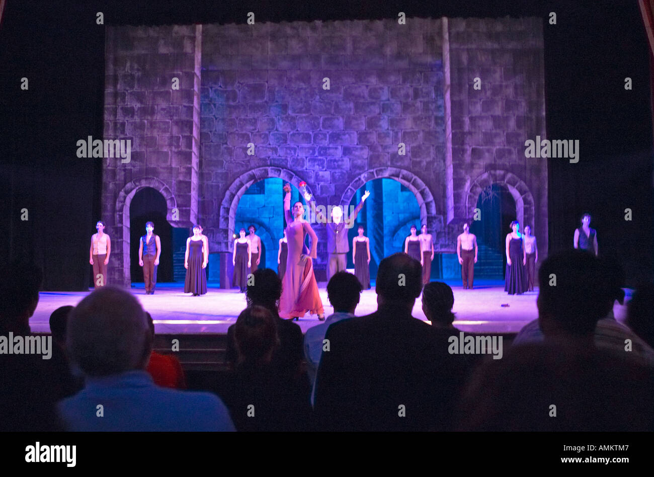 Los bailarines realizando al fantasma de la ópera en el Gran Teatro de La Habana Vieja, Cuba Foto de stock