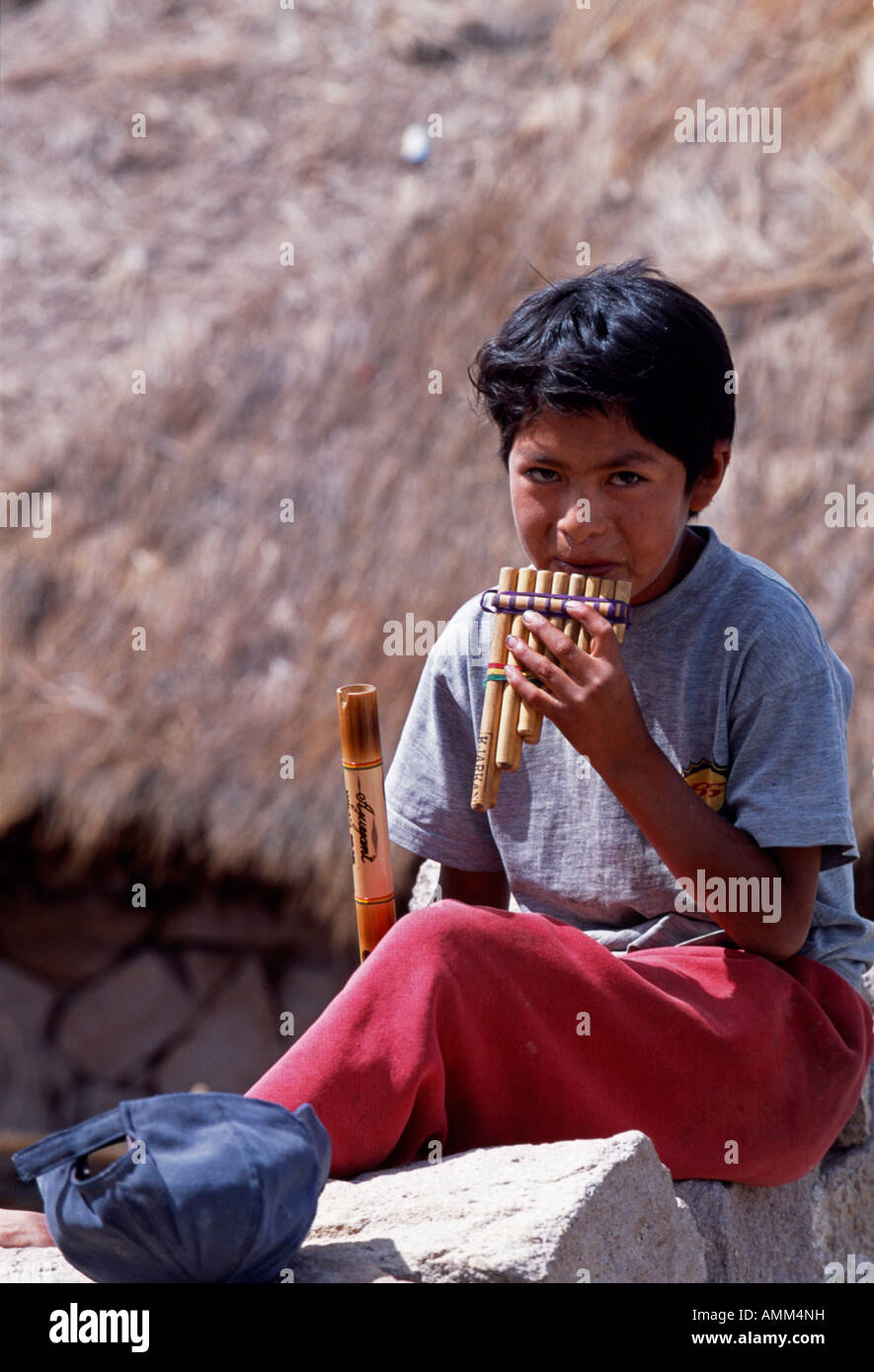 Un niño juega el panpipes en el poblado de San Pedro de Quemez que