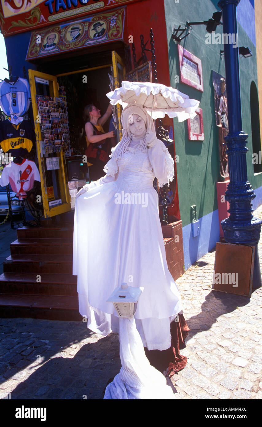 Mujer en vestido blanco y una sombrilla en la entrada del Ala Boca área de arte para los turistas en Buenos Aires Argentina Foto de stock