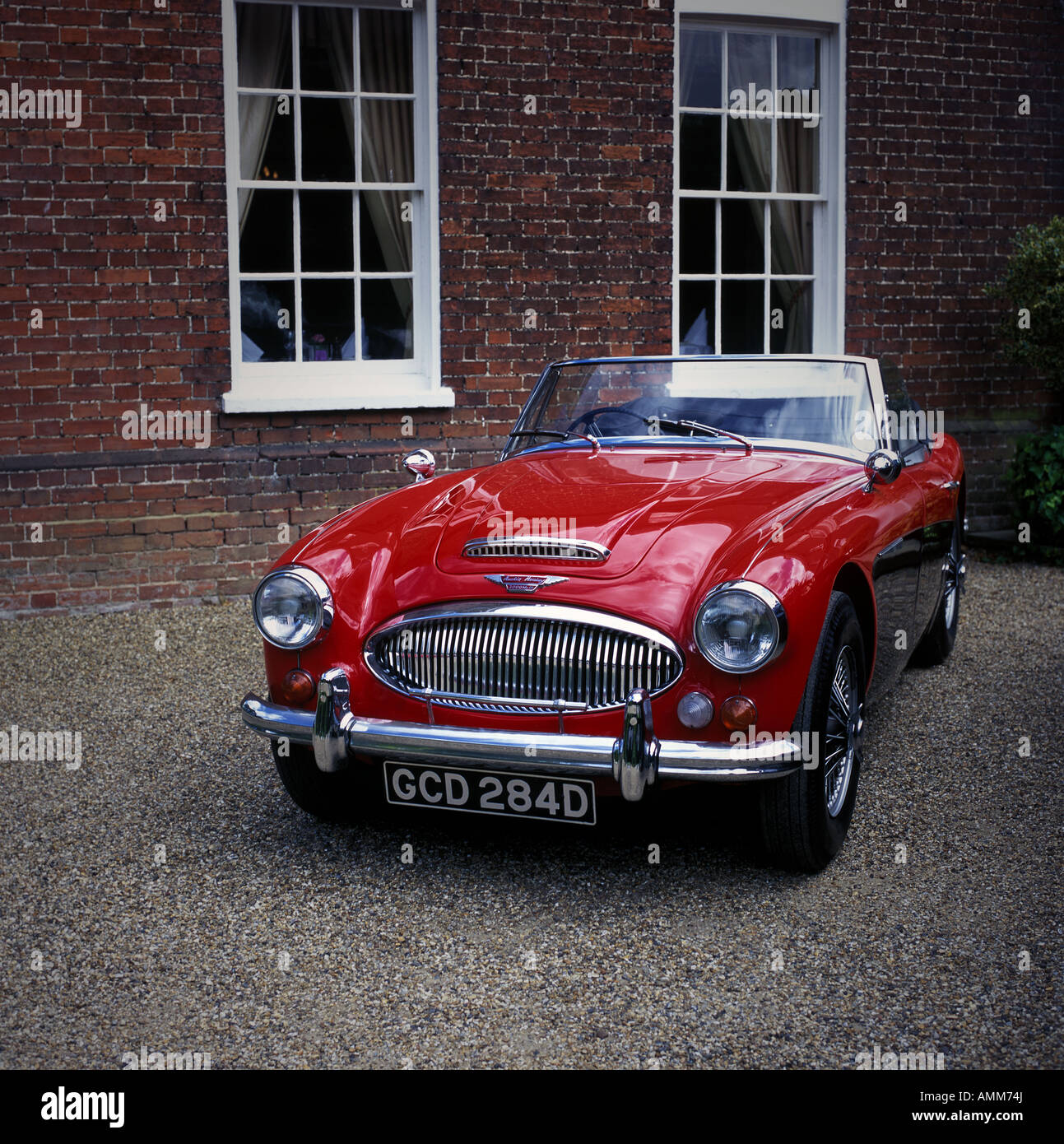 Un coche deportivo Austin-Healey rojo Foto de stock
