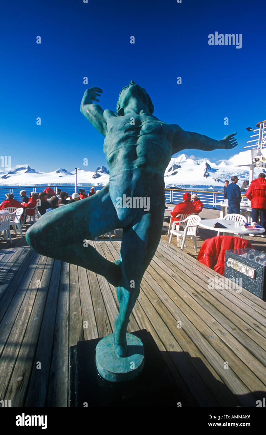 Estatua decorativa del hombre sobre la cubierta del barco crucero Marco Polo la Antártida Foto de stock