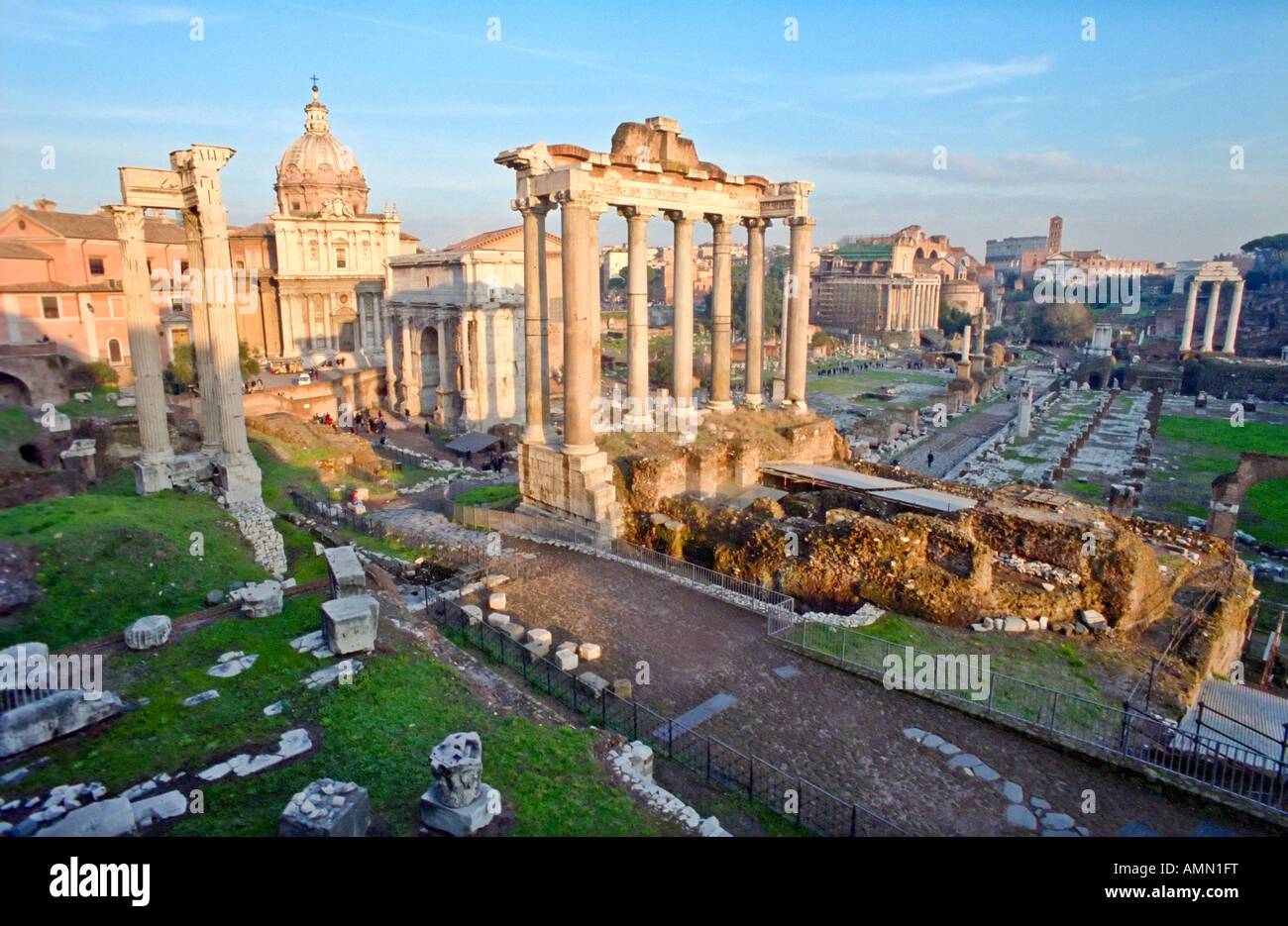 Ruinas antiguas en el centro de Roma. Foto de stock