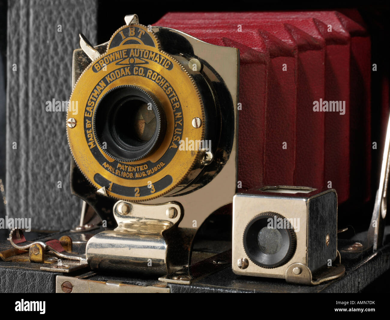 Eastman Kodak Brownie automático con cámara de fuelle rojo. No 2 plegable de bolsillo Foto de stock