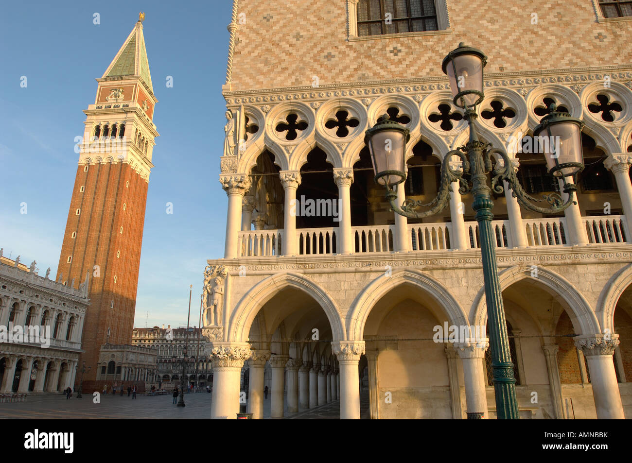 Palacio Ducal y el Campinali la plaza de San Marcos Venecia Italia Foto de stock