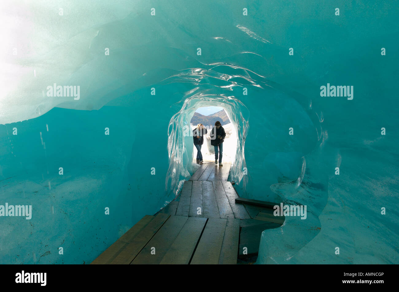 En el glaciar del Ródano. El inicio del río Ródano. Furkapass alpes suizos. Suiza. Foto de stock