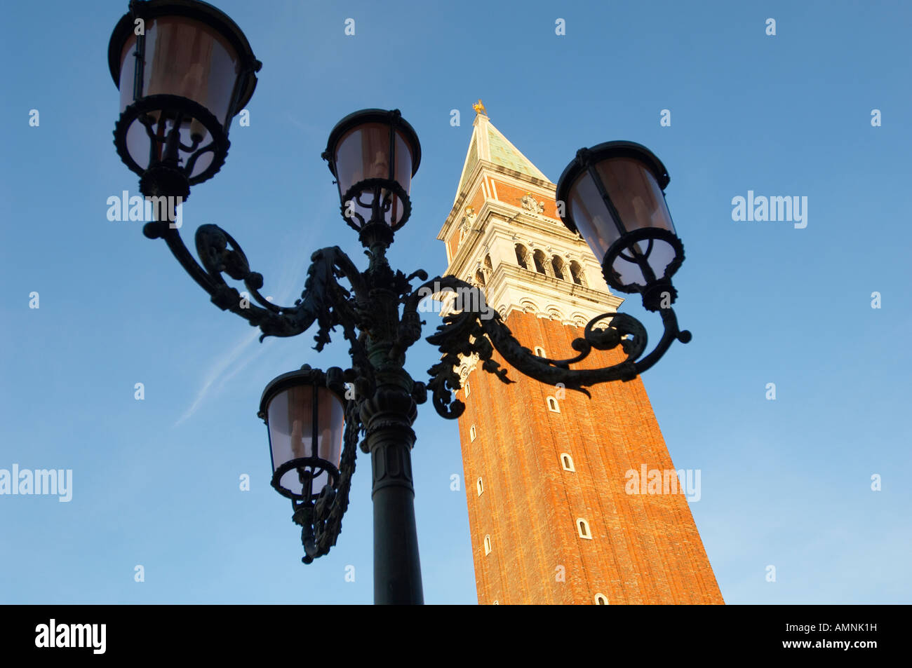 Venecia, Italia. A la plaza de San Marcos, Palacio Ducal, la basílica y Campinale. Fotos de gran angular. Foto de stock
