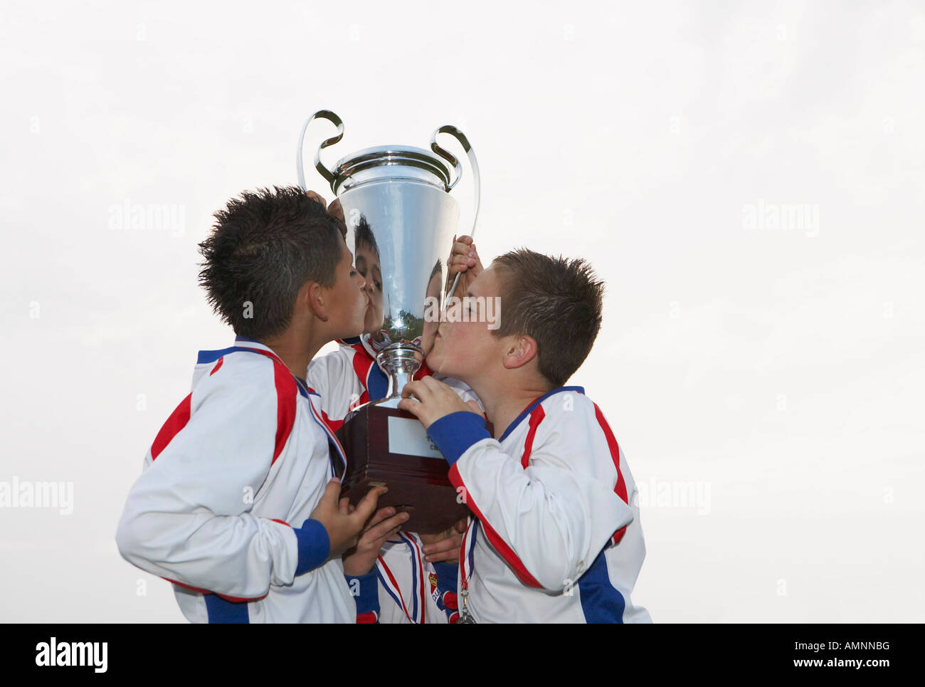 Jugadores de fútbol Trofeo besos Foto de stock