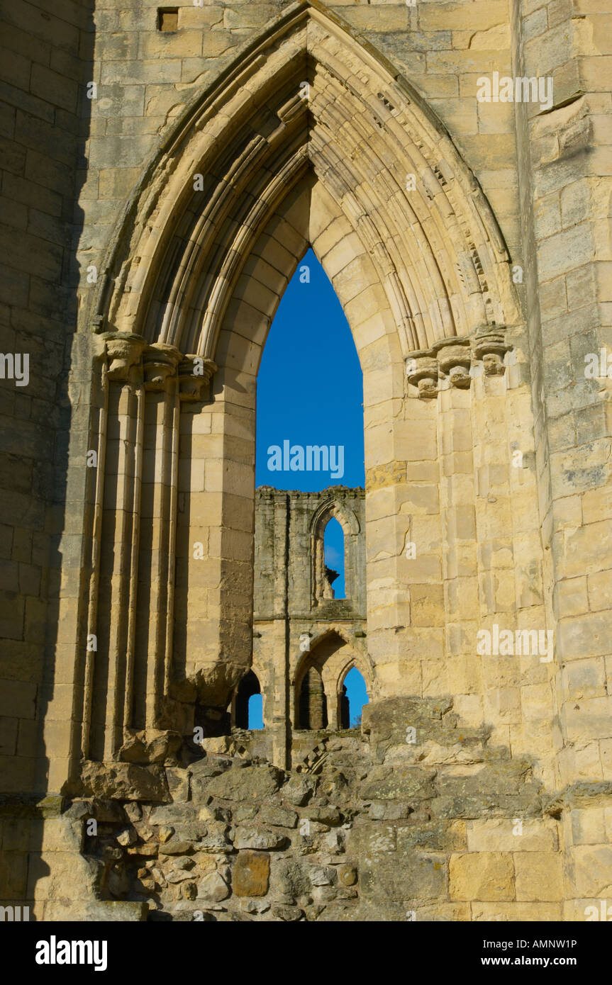 Ventana gótica de la abadía. Sitio de herencia inglesa. La Abadía de Rievaulx, Parque Nacional de North Yorkshire, Inglaterra Foto de stock