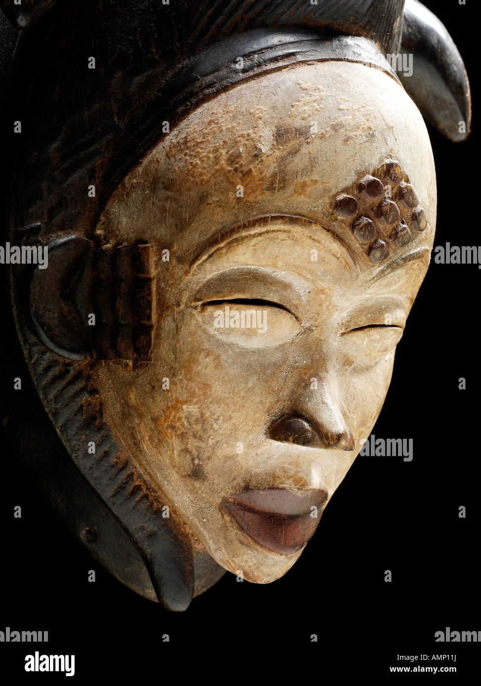 Máscara africana tradicional étnica. El arte y la artesanía. Foto de stock