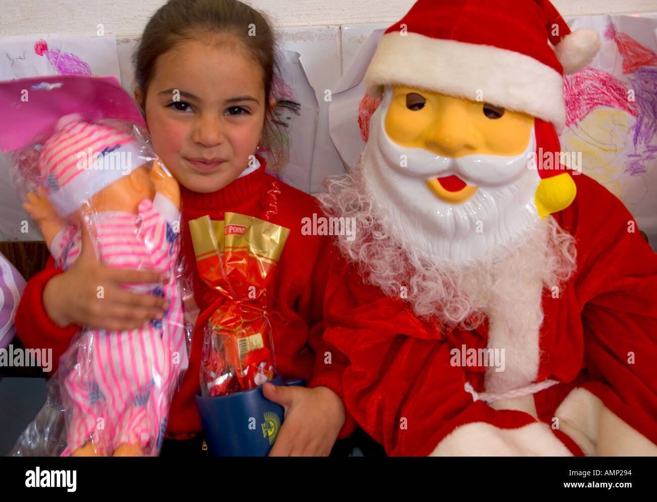 Autoridad Palestina en la zona de Ramallah aldea cristiana de Taybeh comparando los niños pequeños regalos en el jardín de niños en víspera de Navidad Foto de stock